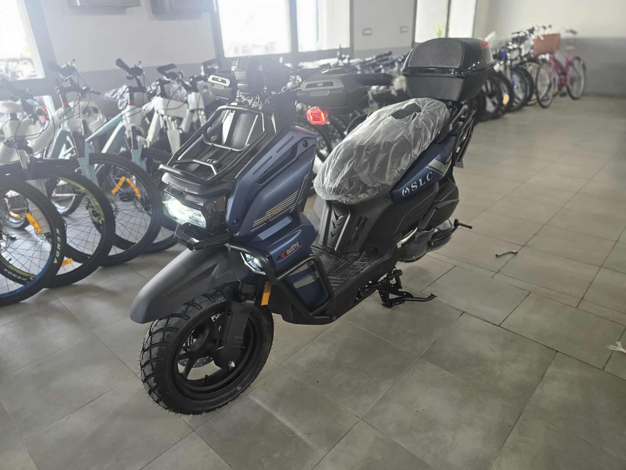 Vue 1 - Scooter Tank Slc 125 Cc